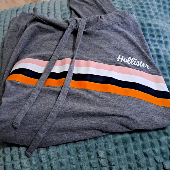 Hollister Tops - HOLLISTER CROP LONG SLEEVE SIZE SMALL